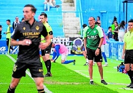 Antonio Ruiz 'Romerito', protestando en el banquillo durante un partido en el Municipal de Linarejos.
