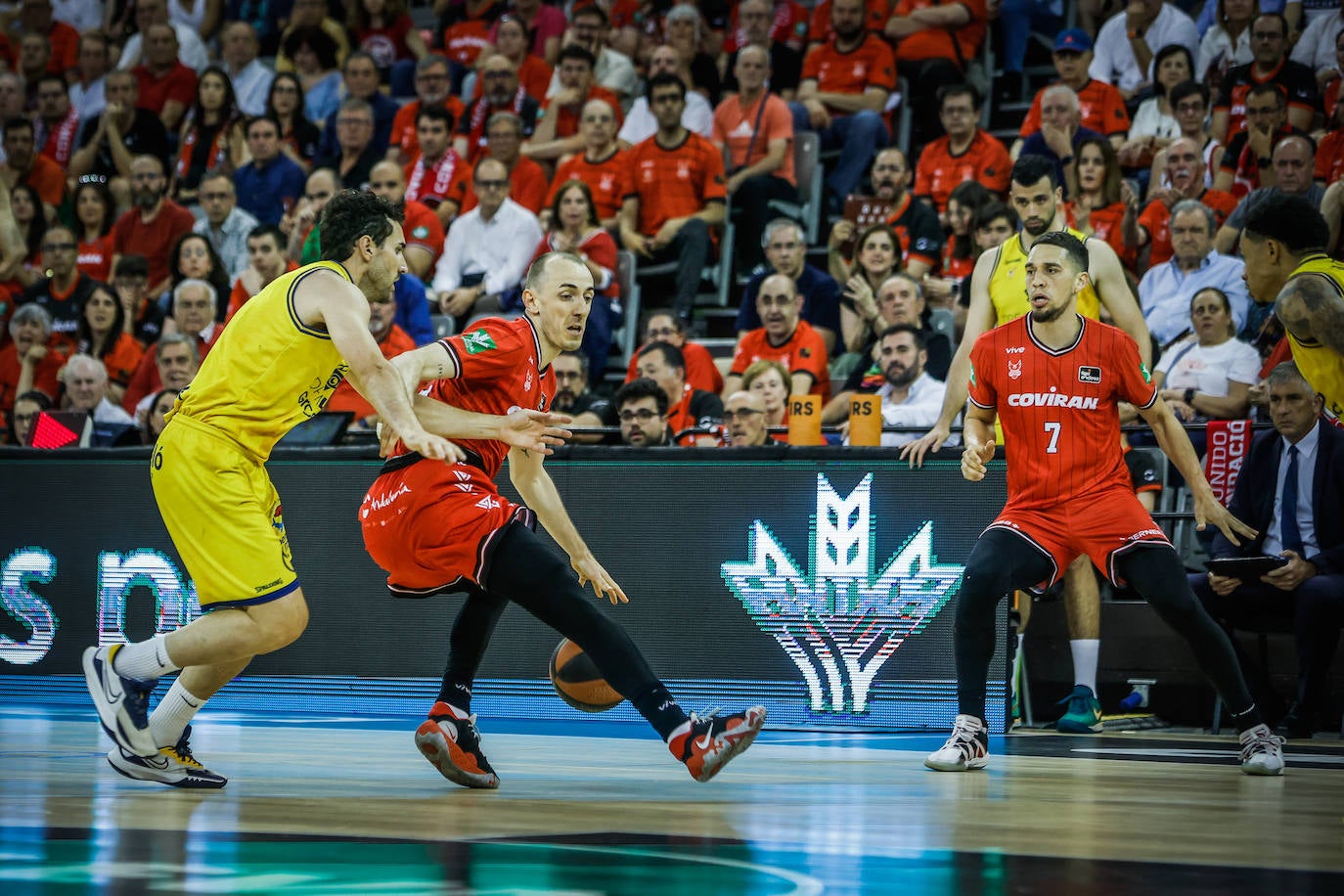 Jonathan Rousselle bota el balón en el crucial partido frente al Gran Canaria, donde fue el gran revulsivo para la remontada.