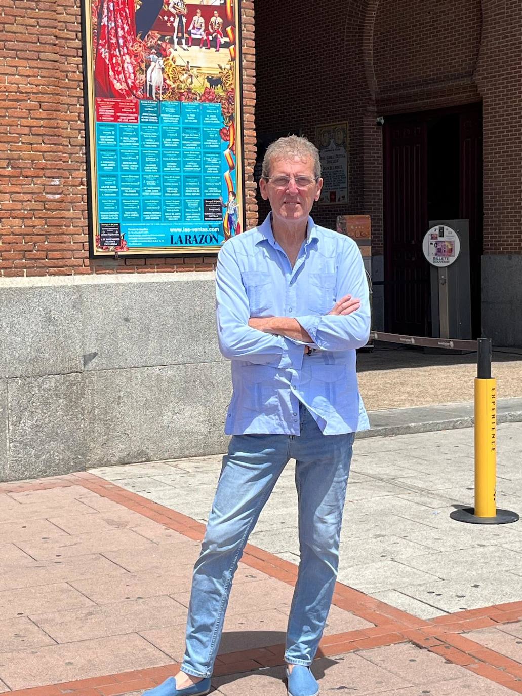 Baltasar Gálvez en la puerta grande de Las Ventas donde se expone su obra.