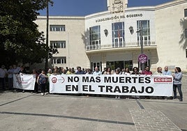 Concentración de los sindicatos UGT y CC OO en Subdelegación.
