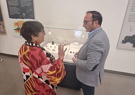 El delegado José Ayala ha visitado la exposición 'Cuestión de Pesos'.