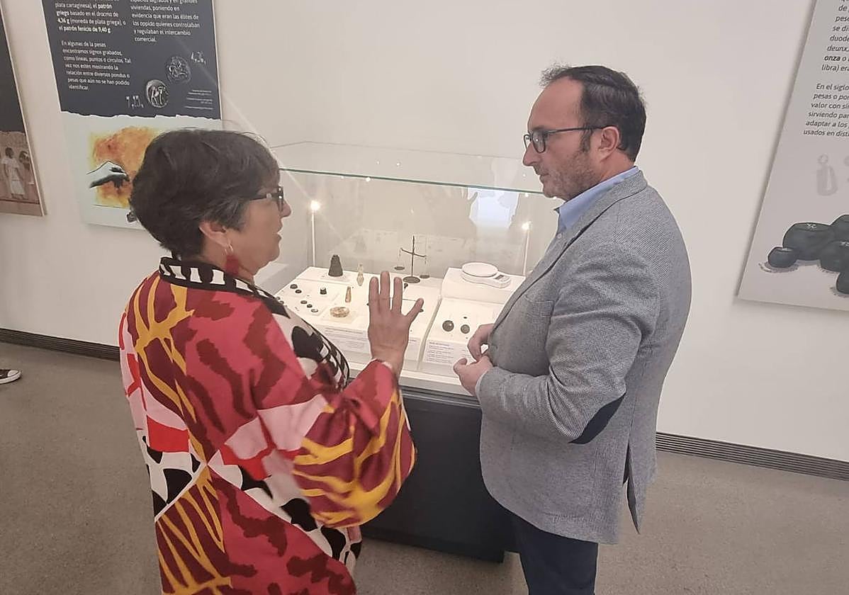 El delegado José Ayala ha visitado la exposición 'Cuestión de Pesos'.