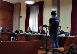 El acusado, de pie, durante el juicio en la Audiencia de Jaén.