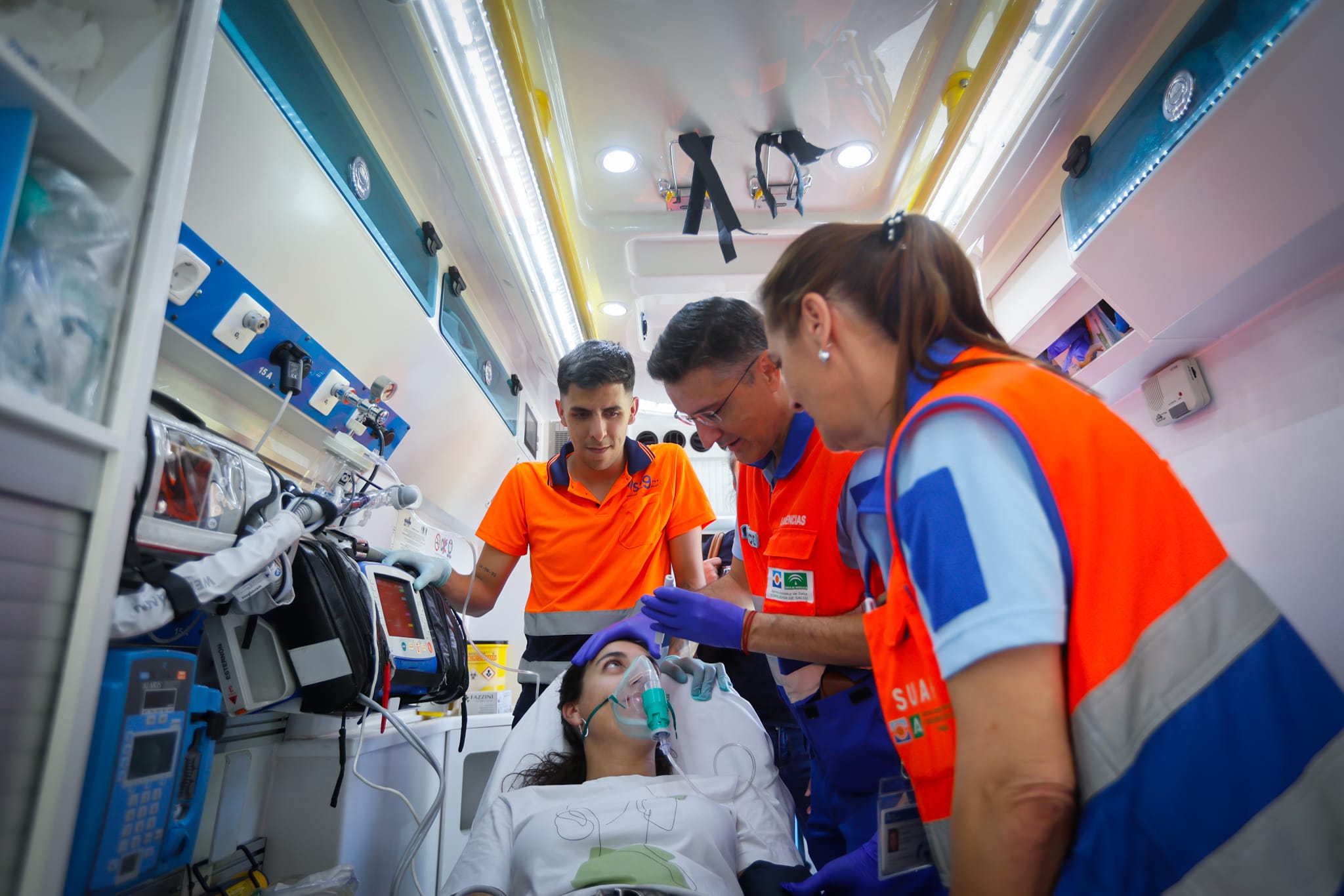 Miembros del Equipo de Urgencias enseñan a una chica su trabajo.
