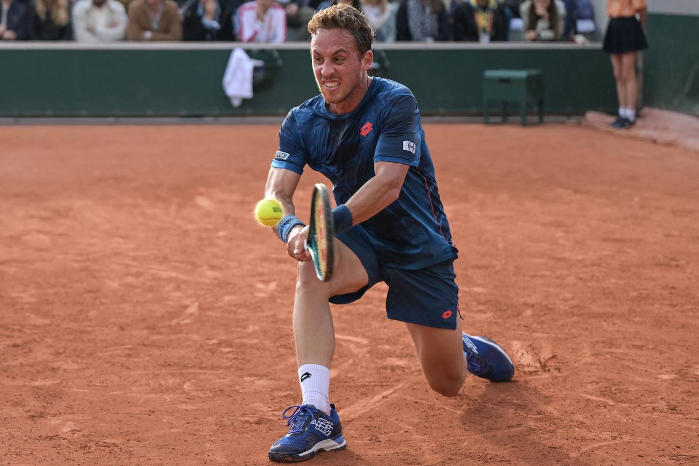 Roberto Carballés devuelve la bola de revés en Roland Garros.