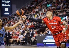 Jacob Wiley llega al balón en el partido contra el Breogán.
