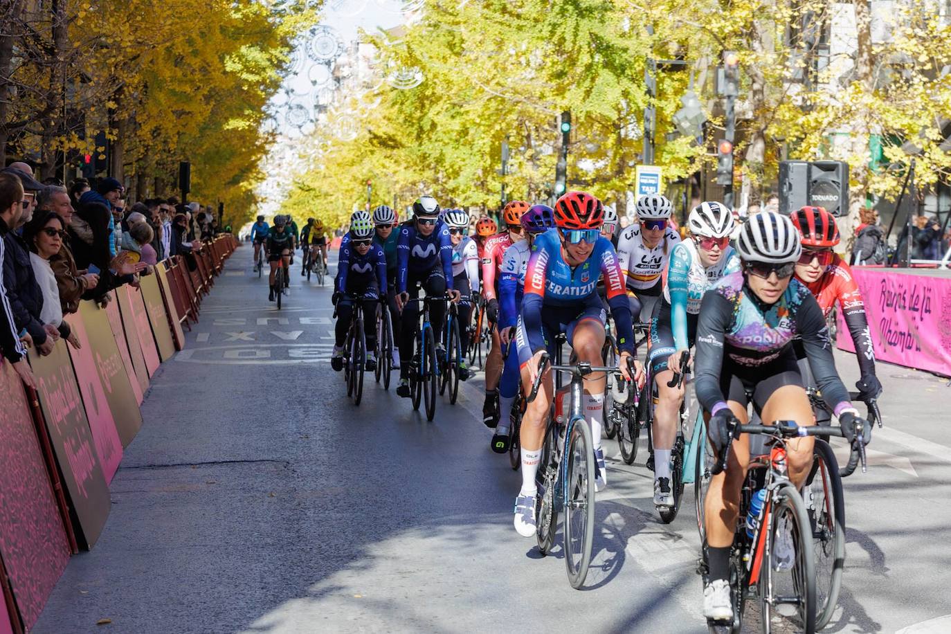 La élite femenina, en Granada en las Reinas de la Alhambra.