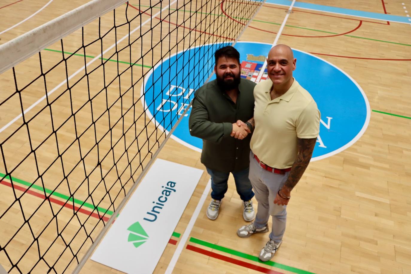 Pablo Ruiz y Alfredo Cortes 'sellan' el acuerdo que hace al primero técnico ahorrador.