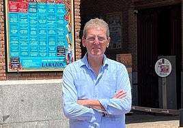 Baltasar Gálvez en la puerta grande de Las Ventas donde se expone su obra.