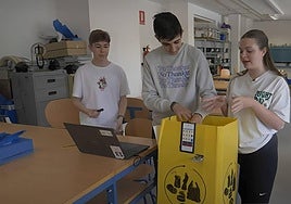 Alumnos del IES Fernando III de Martos explican su proyecto.