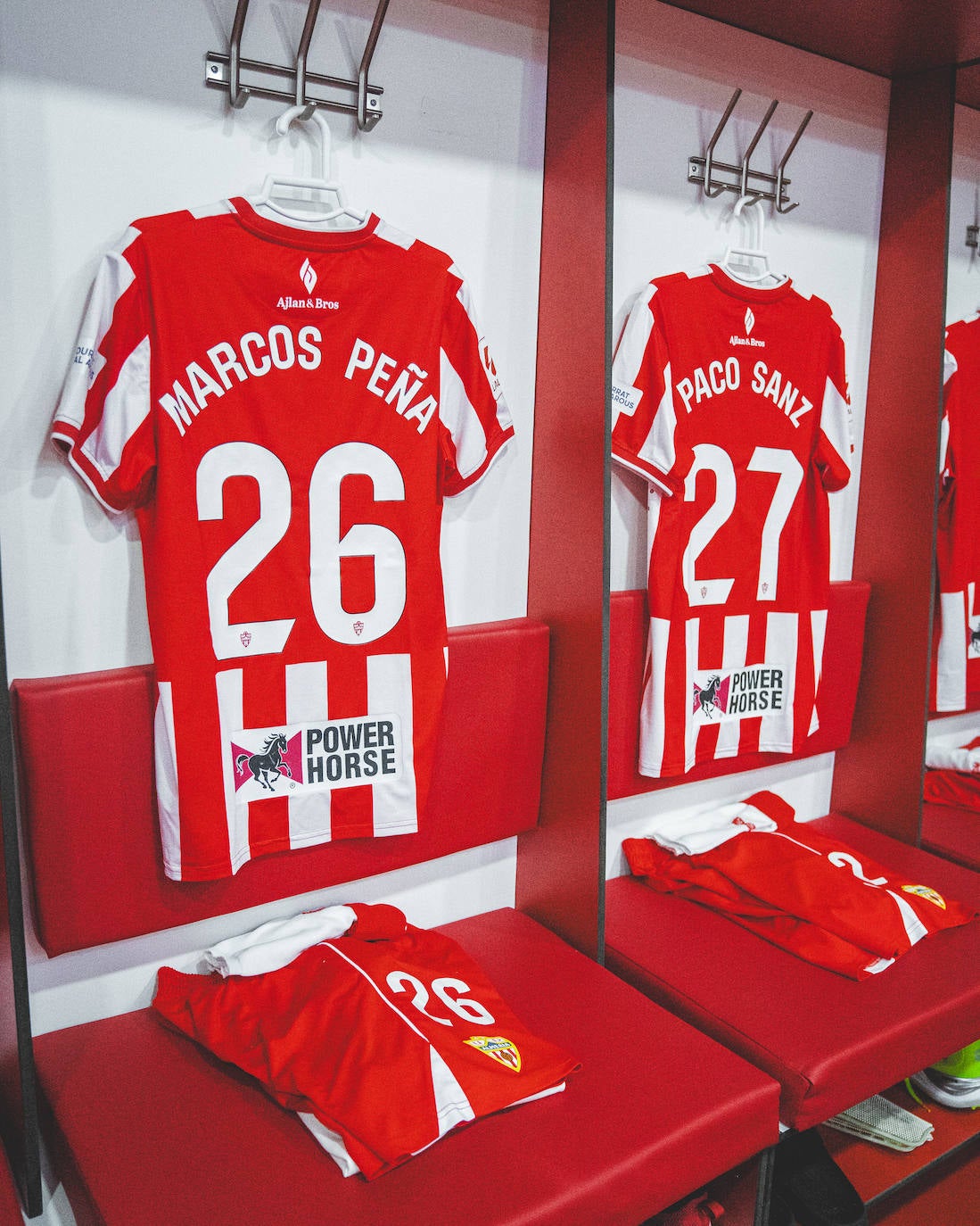 Las camisetas de Marcos Peña y Paco Sanz apuntan a tener dorsal del primer equipo.