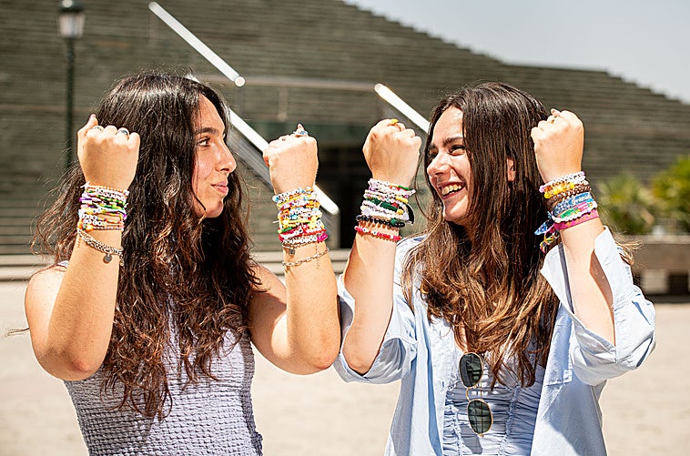 Fans granadinas de Taylor Swift muestran las pulseras de la amistad que ha hecho famosas la cantante.