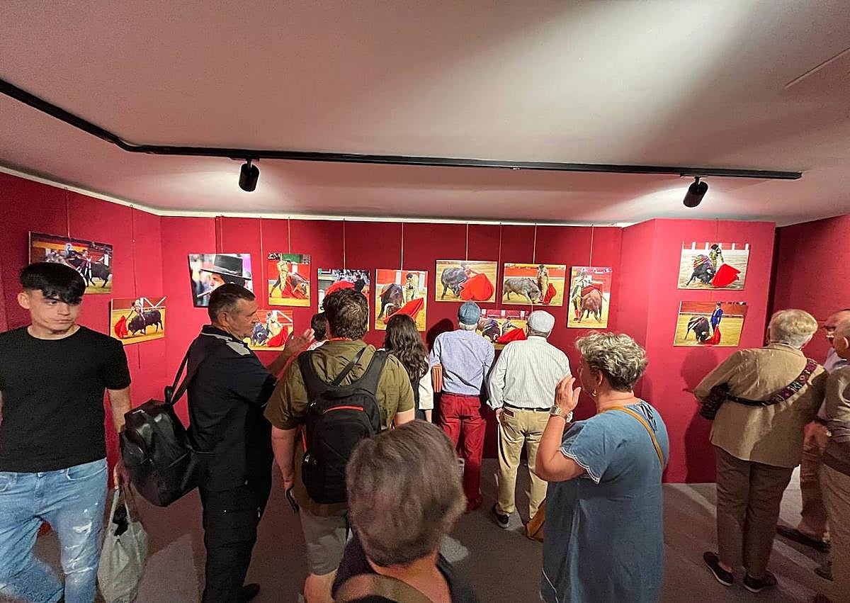 Imagen secundaria 1 - Arriba algunas imágenes de la exposición. Abajo, afluencia de aficionados al acto presentado por Pablo del Río, Ortega Cano y Baltasar Gálvez.