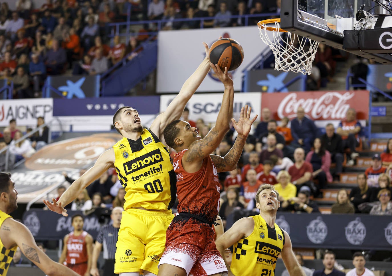 Edgar Vicedo tapona el tiro de Travante Williams en un partido del Lenovo Tenerife contra el Baxi Manresa.