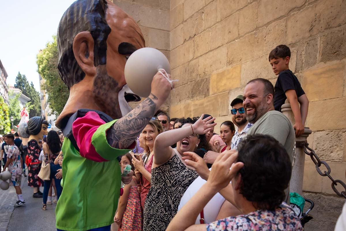 El desfile de la Tarasca de Granada, en imágenes