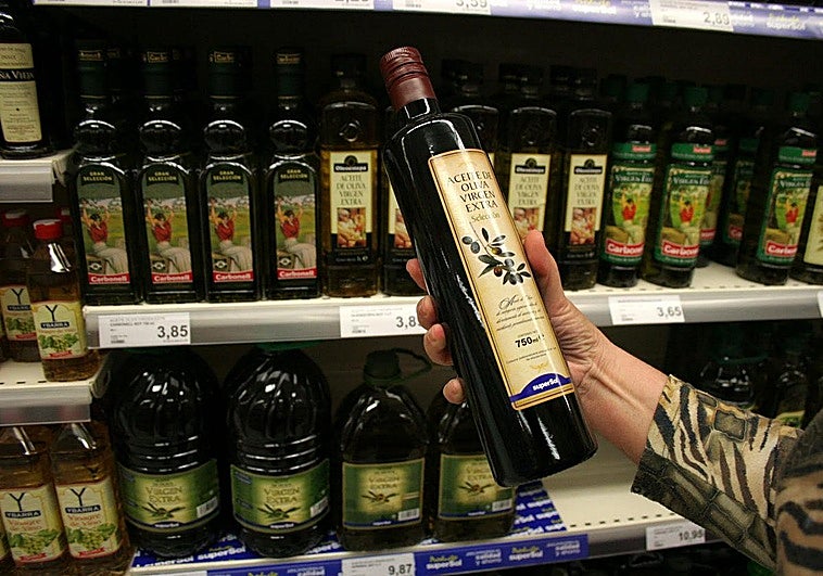 La oferta en un aceite de oliva premium de un supermercado