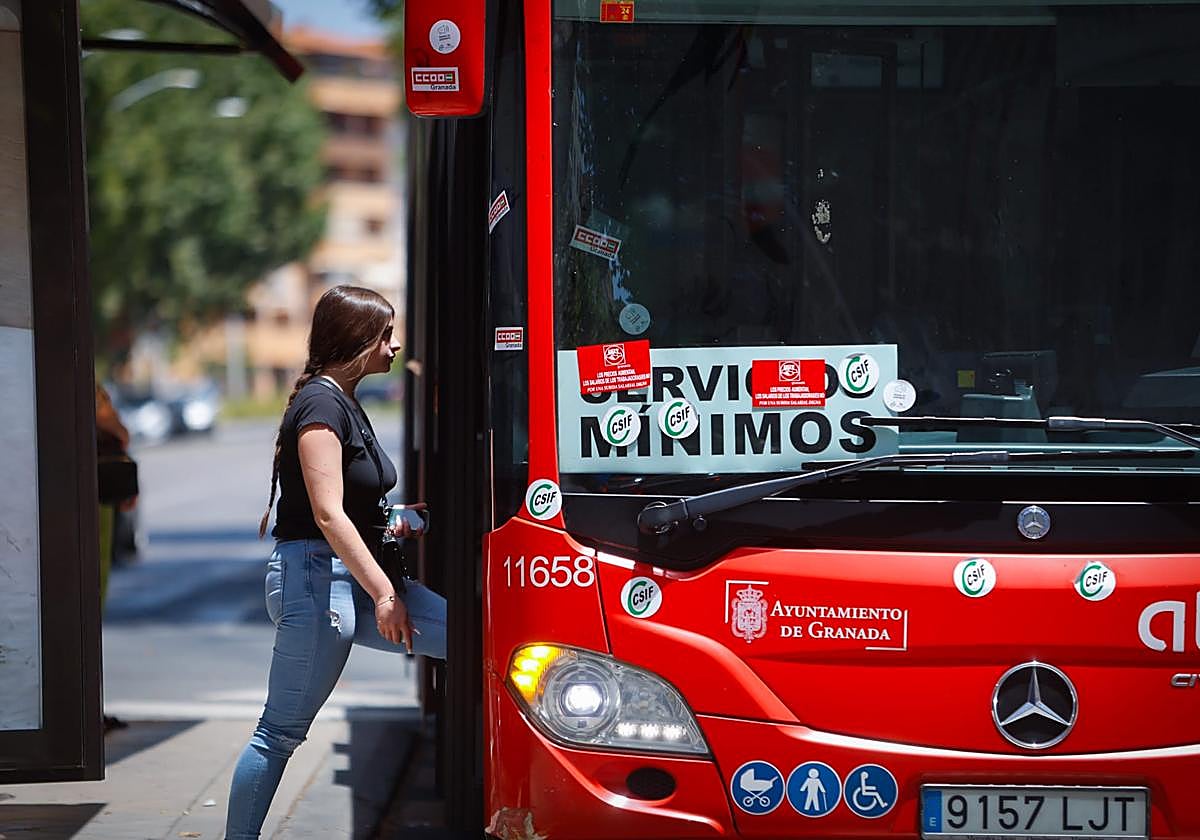 Servicios mínimos este miércoles por la huelga en el bus urbano de Granada.