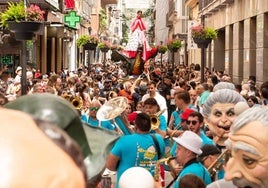 Santa Marta, el dragón, cabezones, charanga y mucha gente con ganas de Tarasca, en Mesones.