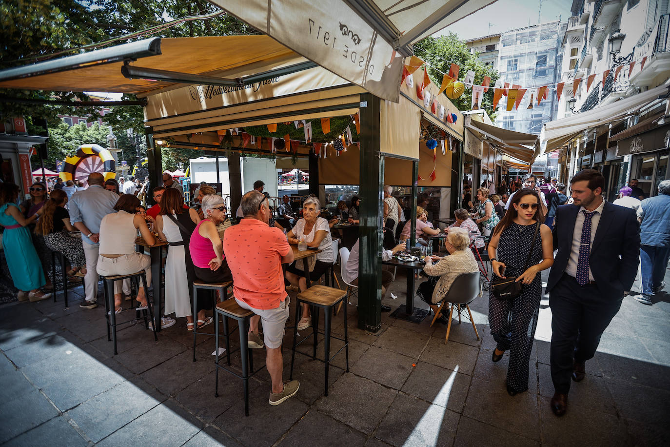 Terrazas llenas en los bares y restaurantes de la plaza Bib Rambla.