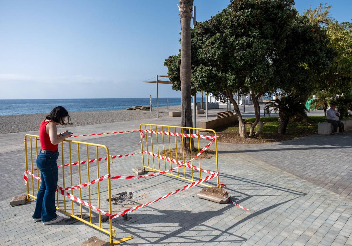 Hueco que ha dejado el robo de la escultura en el paseo marítimo.