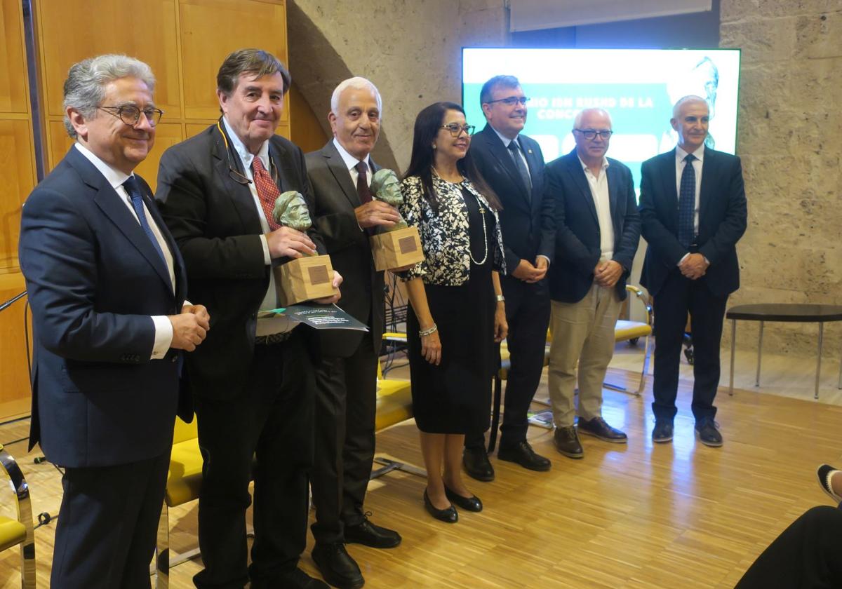 Luis García Montero y Abdelkader Chaui (segundo y tercero por la izquierda), tras recibir sus galardones.