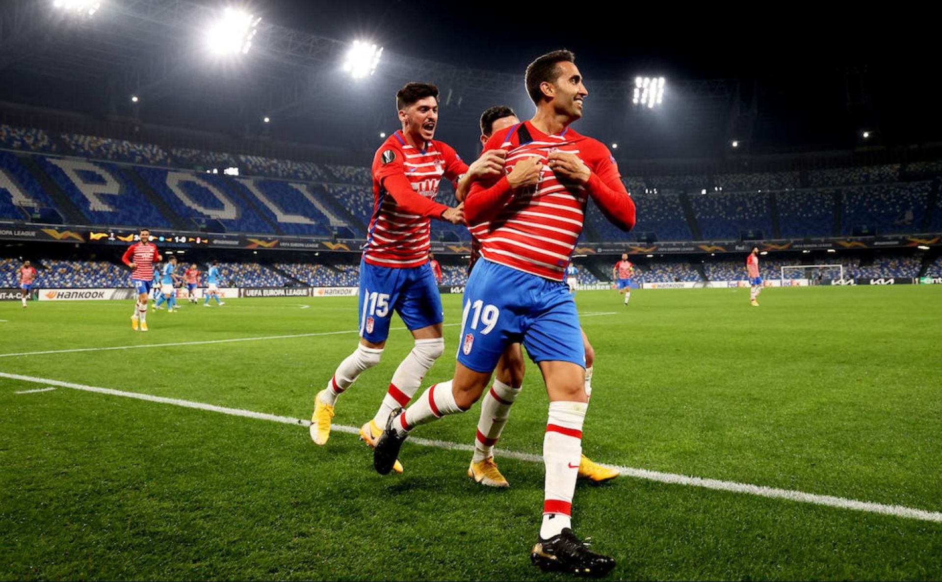 Montoro se señala el escudo tras marcar al Nápoles.