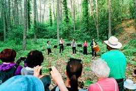 El grupo francés La Petite Écurie durante la excursión por la sierra este viernes.