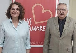 María del Carmen Torres Galdeano y Juan Antonio Plaza Oña, en la sede de Cáritas en Almería.