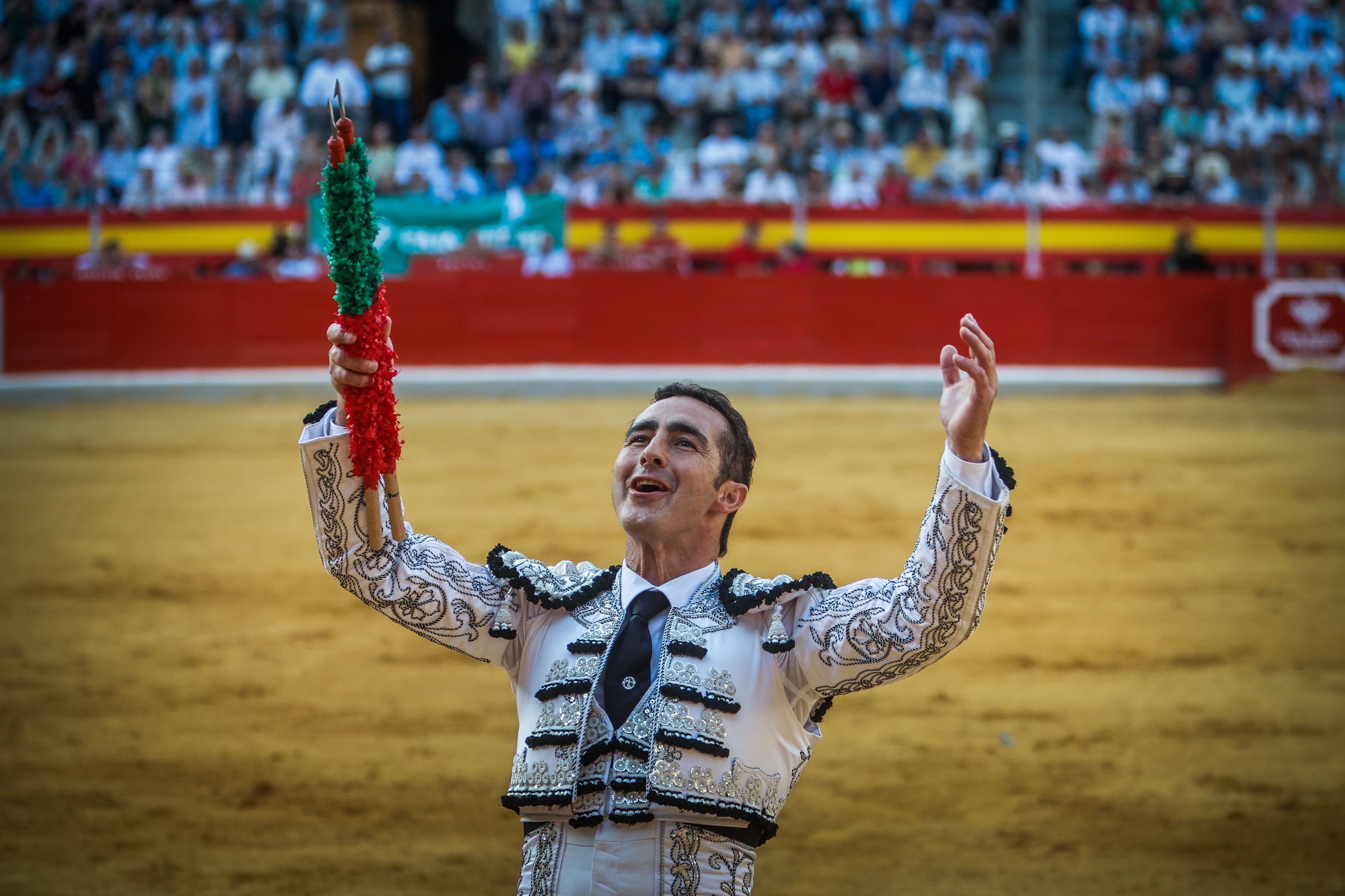 El Fandi, en uno de sus grandes pares de banderillas.