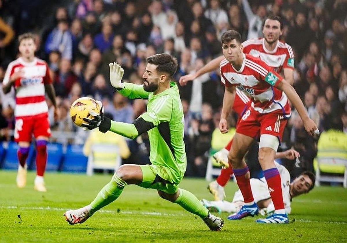 André Ferreira hace una parada en la visita al Santiago Bernabéu.