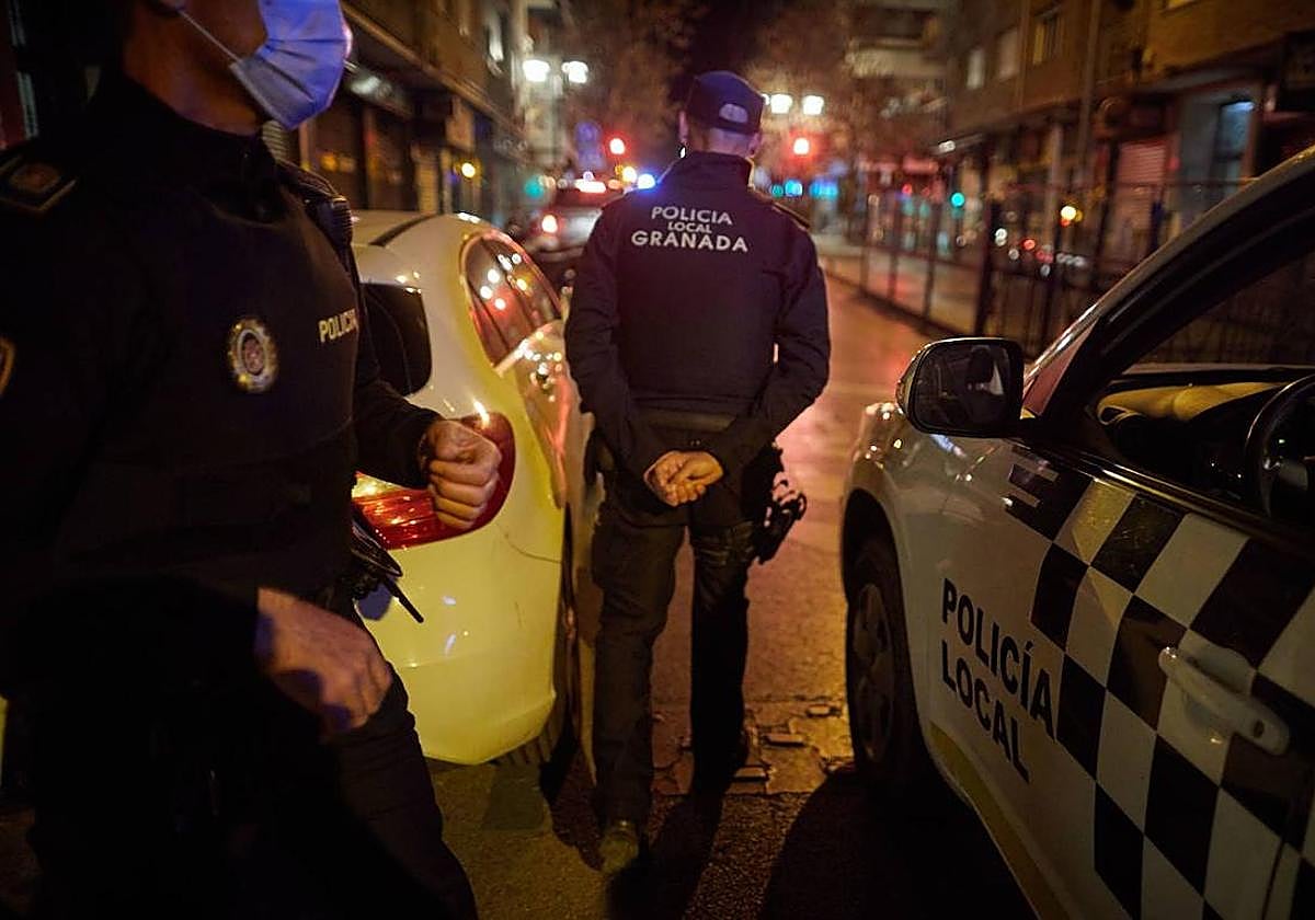 Arrestado cuando traficaba con éxtasis líquido y speed en una zona de ocio de Granada.