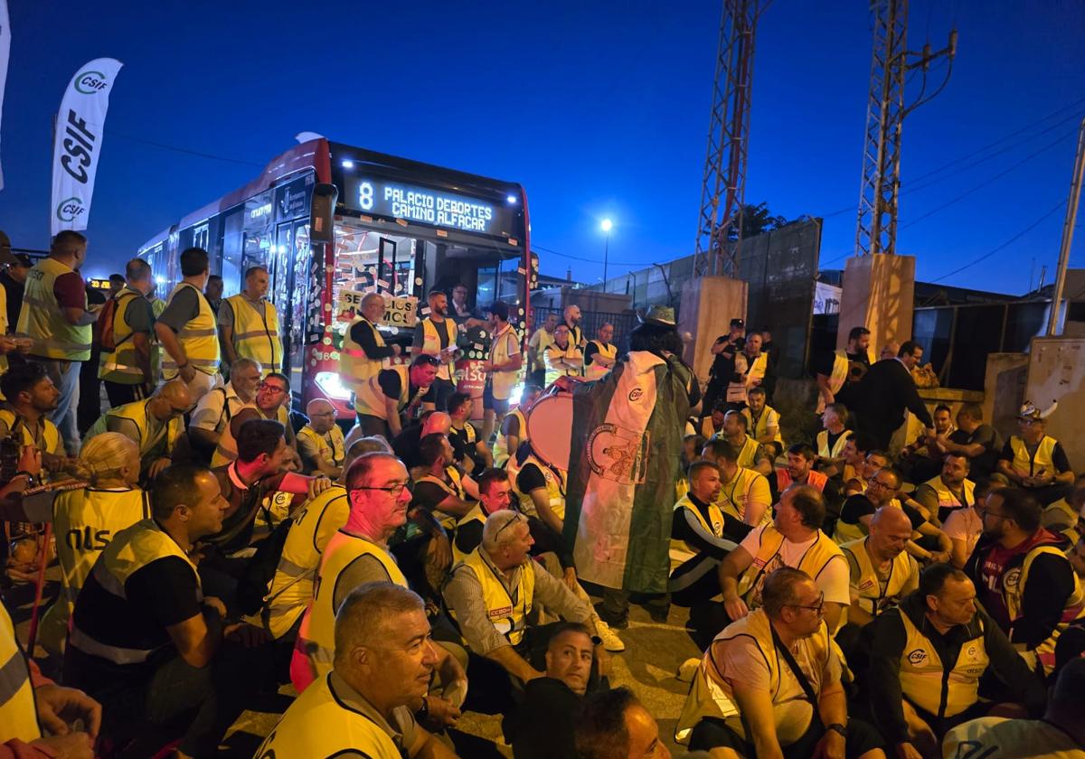 Trabajadores de Alsa, sentados delante de los autobuses este viernes