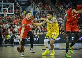 Scott Bamforth bota el balón frente a Slaughter.