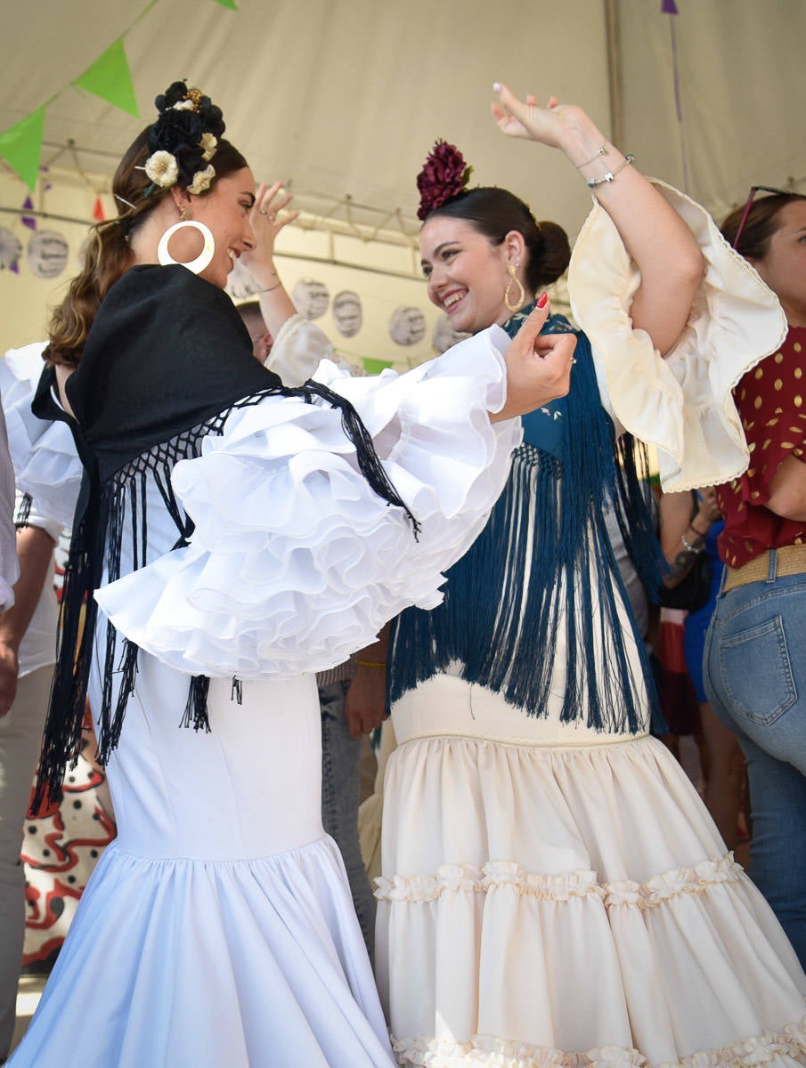 Dos amigas 'pegándose' el último baile de la feria.