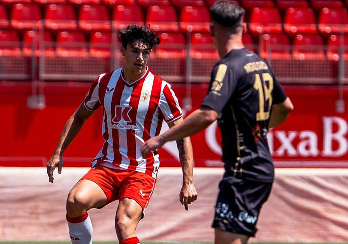 Paco Sanz controla el balón en presencia de Migue García.