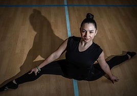 Teresa Moya realiza un 'split' para IDEAL durante un entrenamiento en Villanueva Mesía.