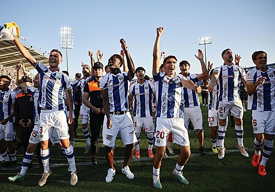 Los futbolistas del Leganés celebran el ascenso a Primera división en Butarque.