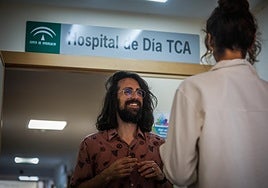 El coordinador de la unidad de TCA de Granada, Carlos Martínez, junto a una paciente.