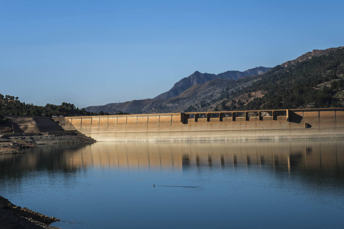 Imagen de archivo del embalse y la presa de Rules.