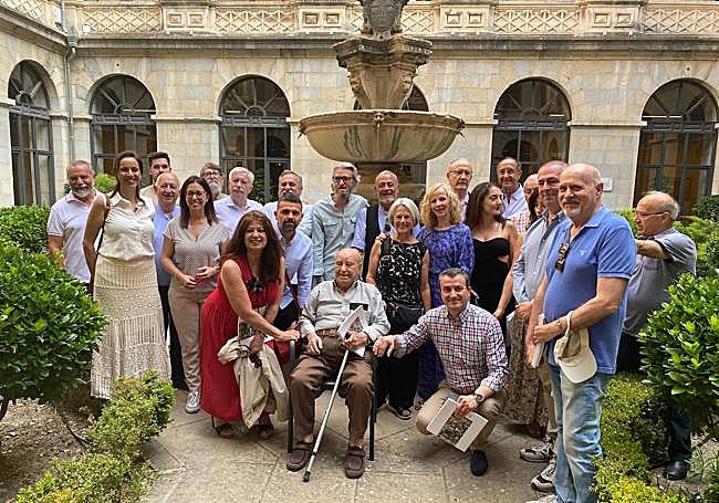 Autoridades, responsables vecinales y pintores.