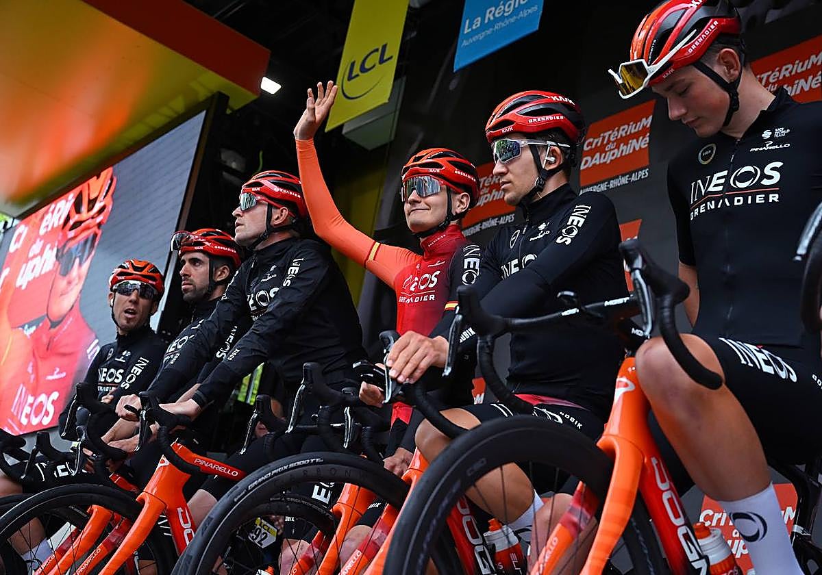 Carlos Rodríguez, en el centro, saluda rodeado del resto de su equipo.