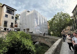 Edificio en la Carrera del Darro que será un hostal.