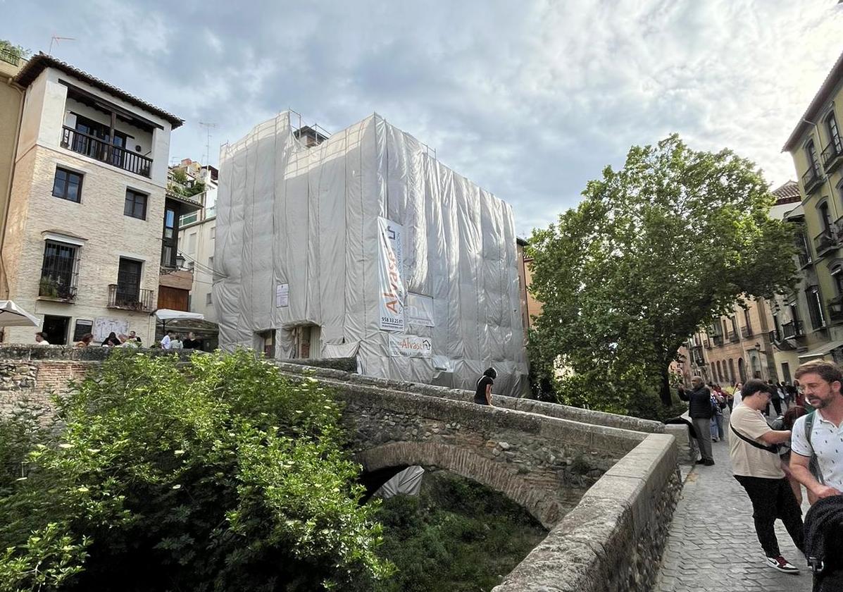 Edificio en la Carrera del Darro que será un hostal.