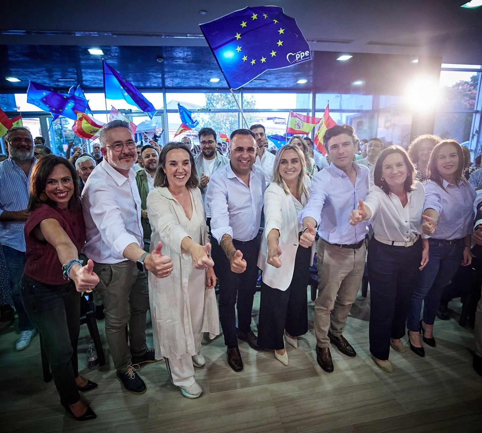 La secretaria general del Partido Popular, Cuca Gamarra, posa con líderes granadinos de su partido.