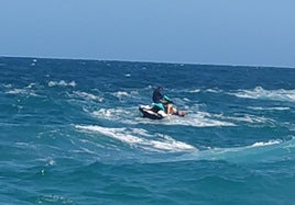 Momento en el que rescatan a los bañistas.