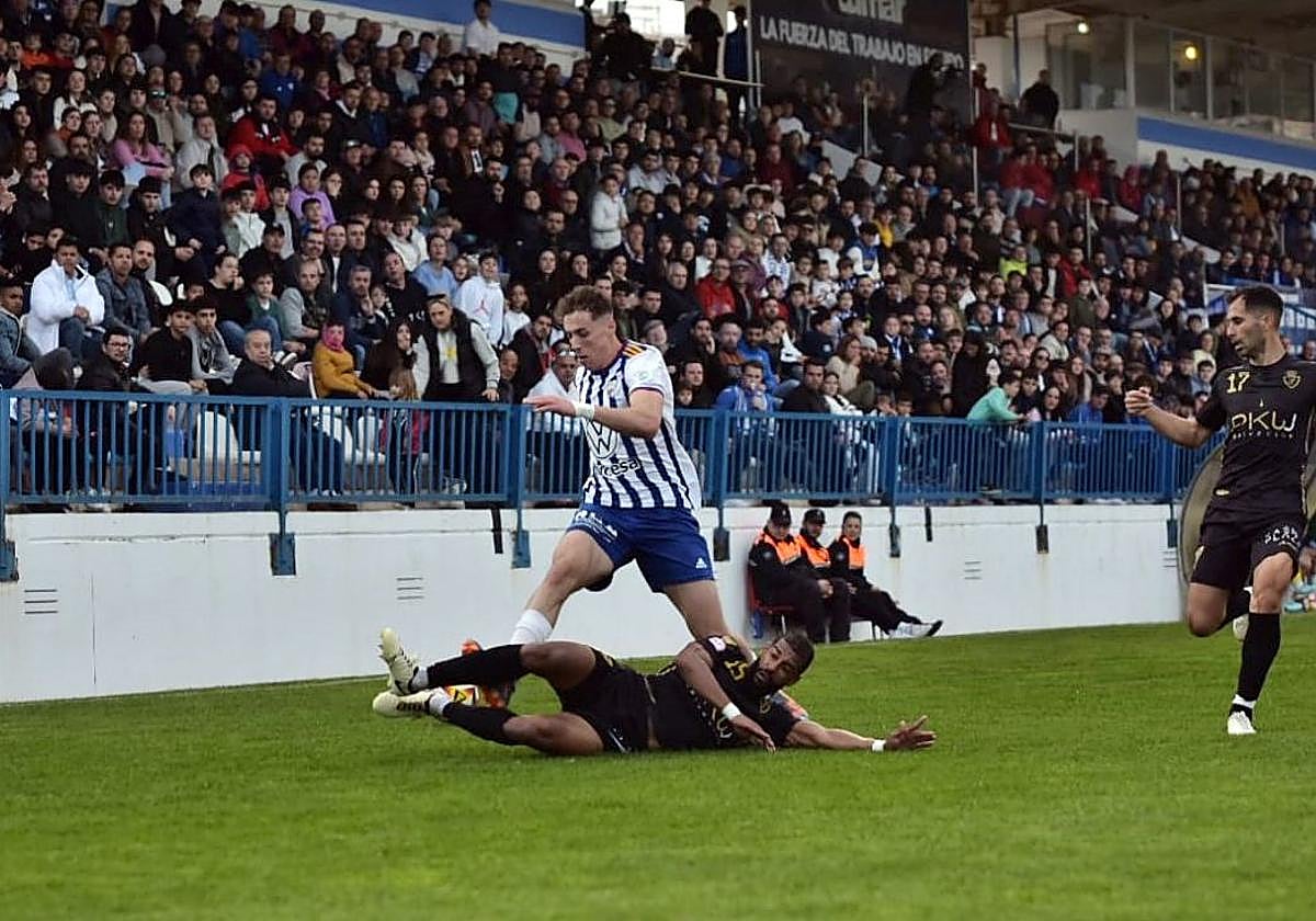 Un partido entre el Motril y el Jaén en el Escribano Castilla.