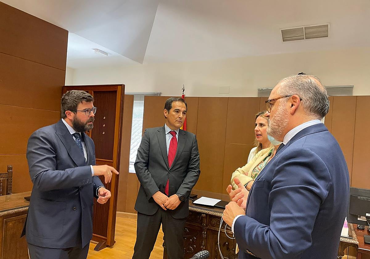 El consejero de Justicia, Administración Local y Función Pública, José Antonio Nieto, ha visitado hoy los juzgados de Guadix.