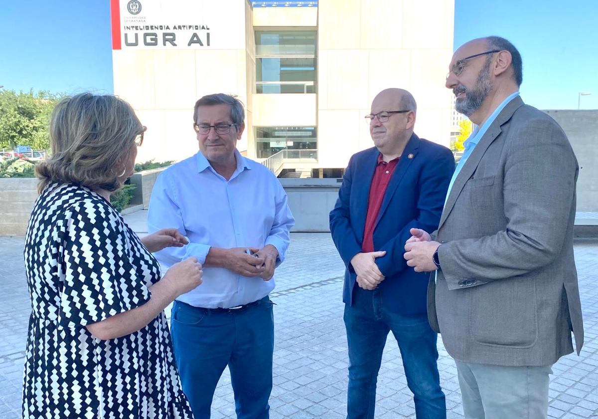 El candidato al Parlamento Europeo Paco Luis Benítez, junto al secretario general del PSOE de Granada, Pepe Entrena, y otros representantes socialistas ante el centro AI Lab de la UGR.