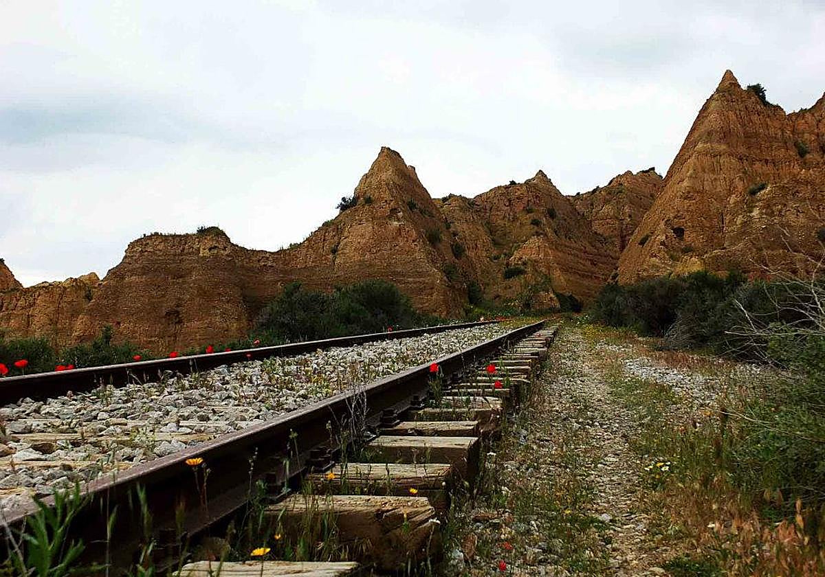 Una vía de ferrocarril en Guadix.