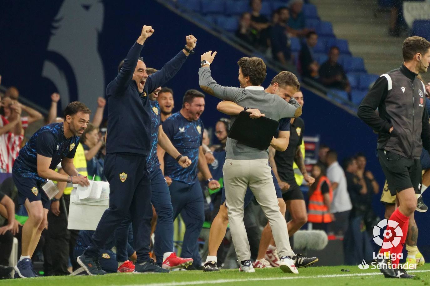 Rubi celebrando junto a su cuerpo técnico la permanencia del Almería en Cornellá, minutos antes de anunciar su marcha.